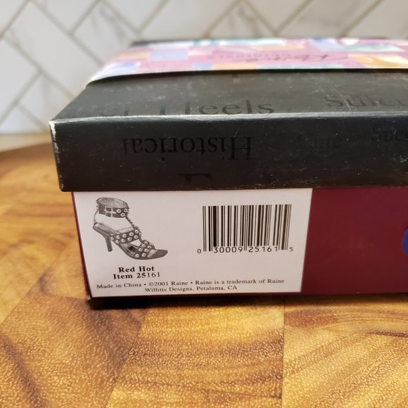 Just the Right Shoe, Red Hot, 25161, 2001 (retired 2003) - Picture 6 of 10